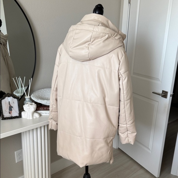Zara Women's Beige Puffer Jacket - Picture 4 of 8